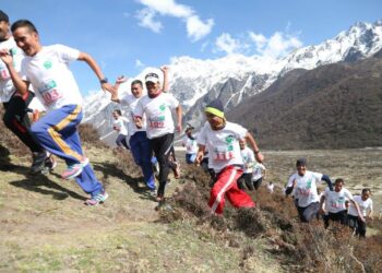 लियाे क्लबले मिनि म्याराथन गर्दै