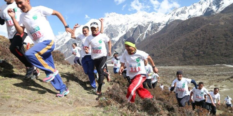 लियाे क्लबले मिनि म्याराथन गर्दै
