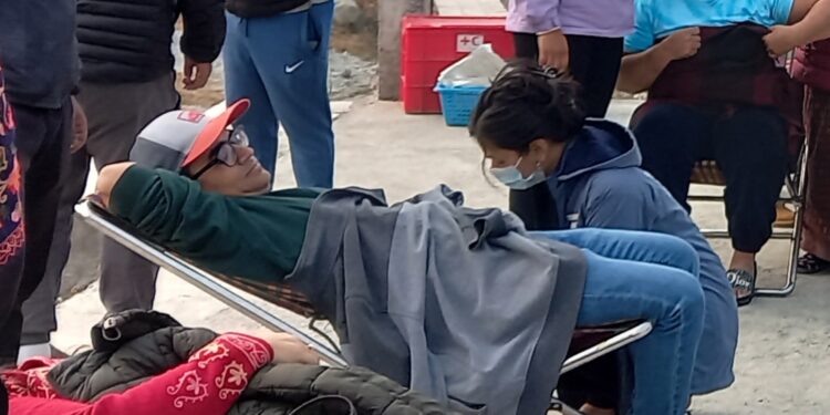 लायन्सले वृहत रक्तदान कार्यक्रम गर्दै