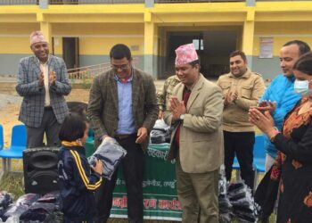 विद्यार्थीलाई जाडोको समयमा स्वीटर वितरण