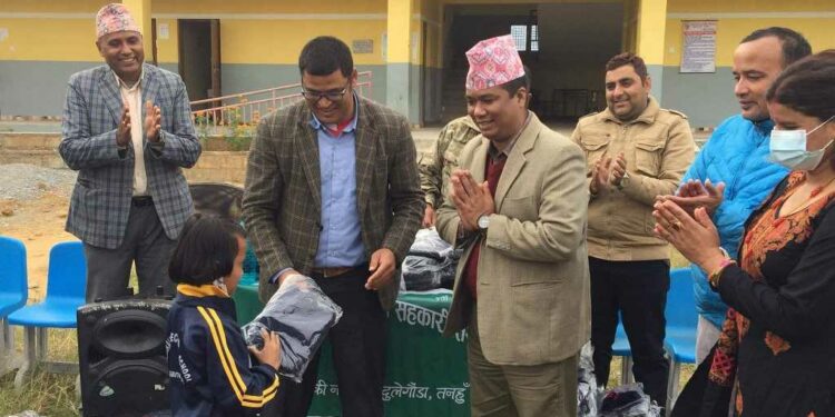 विद्यार्थीलाई जाडोको समयमा स्वीटर वितरण