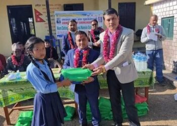 लायन्सद्धारा विद्यार्थीलाई न्यायो कपडा वितरण