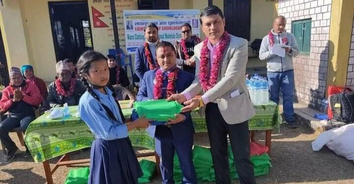लायन्सद्धारा विद्यार्थीलाई न्यायो कपडा वितरण