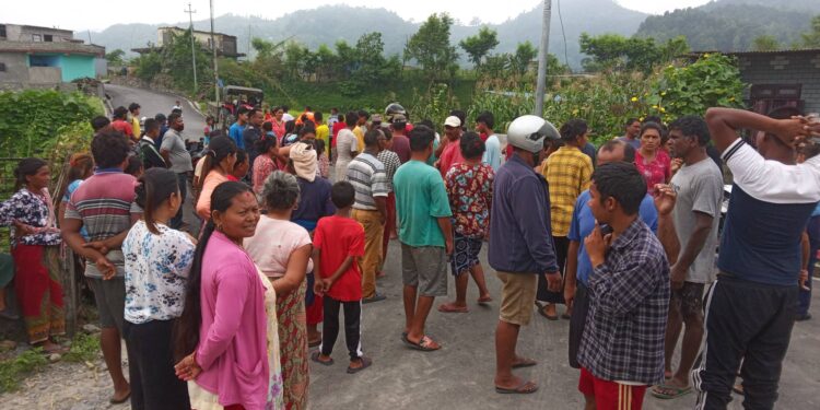 मोटर साइकल एक आपसमा ठोक्किदाँ तीन जना घाईते