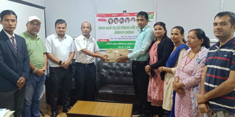 जीपी कोइराला अस्पताललाई काँग्रेसद्धारा डेङ्गु किट हस्तान्तरण