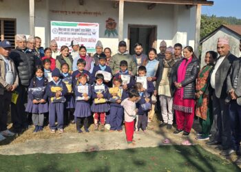 सहकारीद्धारा विद्यार्थीलाई न्यानो कपडा वितरण