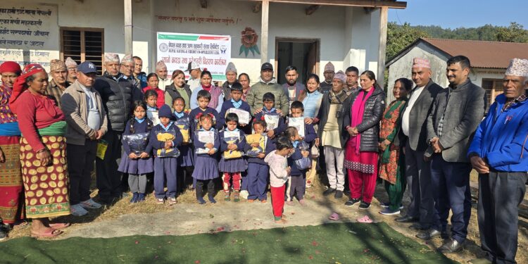 सहकारीद्धारा विद्यार्थीलाई न्यानो कपडा वितरण