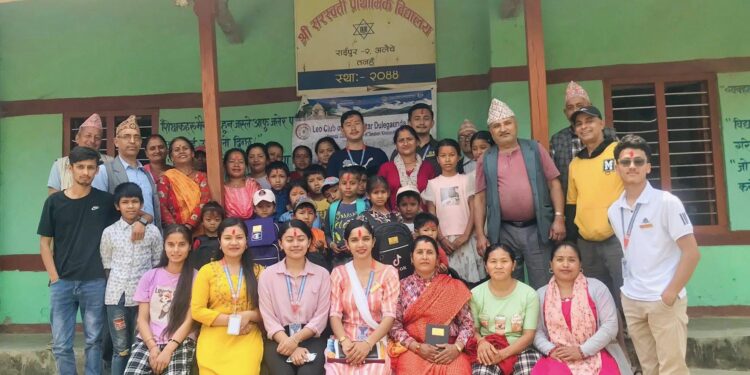लियो क्लबद्धारा विद्यार्थीलाई शैक्षिक सामग्री हस्तान्तरण