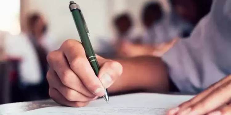 स्नातक तहको प्रश्नपत्र अब अंग्रेजी र नेपाली दुवै भाषामा