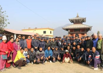 प्रहरीले गर्याे मन्दिर परिसरमा सरसफाइ