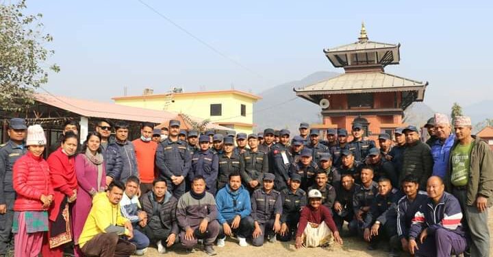 प्रहरीले गर्याे मन्दिर परिसरमा सरसफाइ