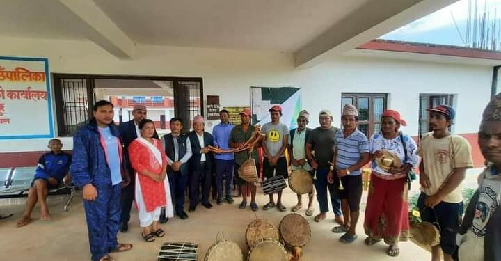 परम्परागत संरक्षणकाे लागि बाजा र आरन सामग्री वितरण