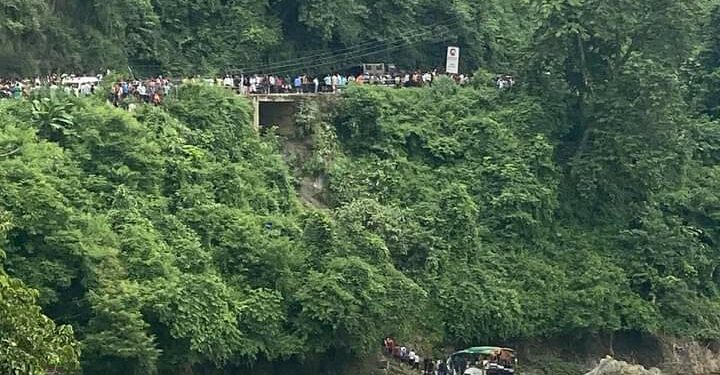 त्रिशूलीमा बस खस्दा ८ जनाको मृत्यु