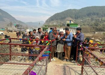 राजमार्ग छेउबाट डराउदै विद्यालय जाने वाध्यताकाे अन्त्य