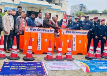 ट्राफिक सचेतना सहित राेड डिभाइडर हस्तान्तरण