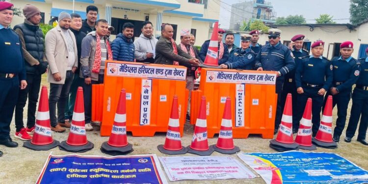 ट्राफिक सचेतना सहित राेड डिभाइडर हस्तान्तरण