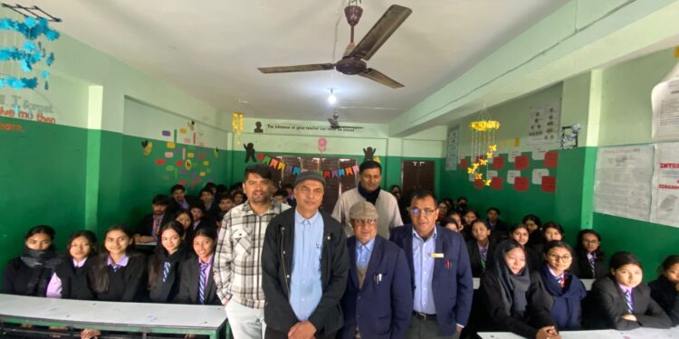 ई.न्याैपानेद्वारा स्मार्ट बाेर्ड हस्तान्तरण