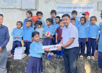 जन्मदिनमा शैक्षिक सामग्री हस्तान्तरण