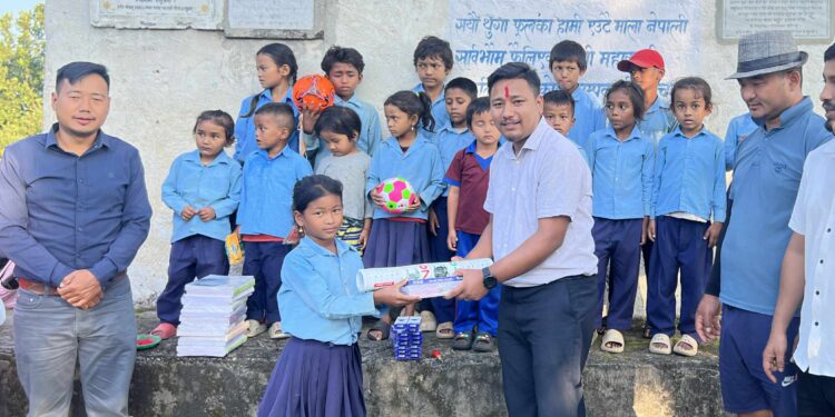 जन्मदिनमा शैक्षिक सामग्री हस्तान्तरण