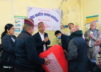 जाडो याममा वडाले दियाे जेष्ठ नागरिकलाई सिरक