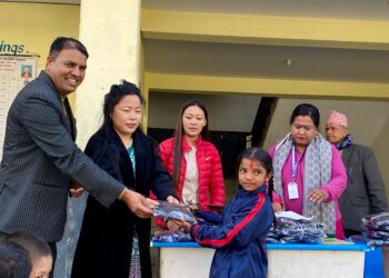 मालती रानाद्वारा विद्यार्थीलाई न्यानाे कपडा वितरण