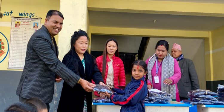 मालती रानाद्वारा विद्यार्थीलाई न्यानाे कपडा वितरण