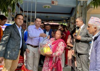 विपन्न परिवारलाई खाद्यान्न सामग्री वितरण