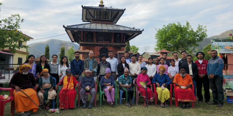 नेविसंघकाे स्थापन दिवसमा वृद्धाश्रममा फलफूल वितरण