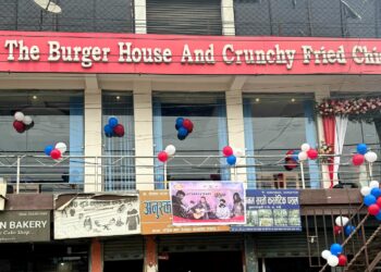 बर्गर हाउसको ओपनिङमा स्पर्श ब्याण्डको प्रस्तुति