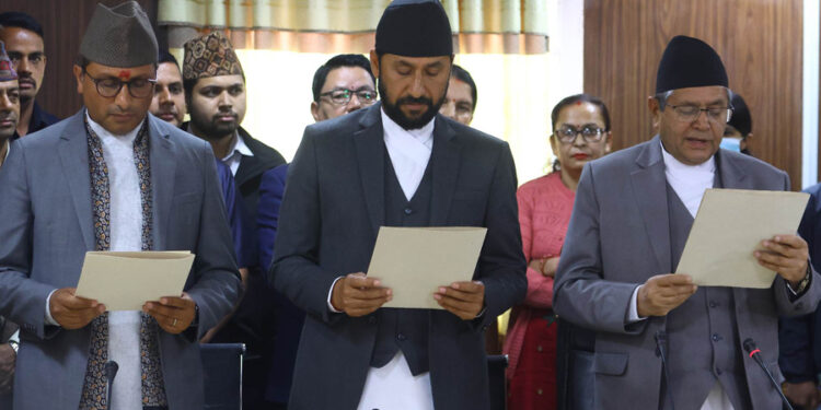 रवि र स्वर्णिमले लिए शपथ, यादव भने अनुपस्थित