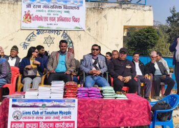 लायन्सद्वारा विद्यार्थीलाई न्यानाे कपडा वितरण म्याग्दे