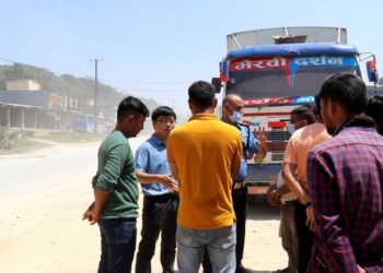 स्थानीयले ठेकेदारलाई धुलाम्मे सडकमै उभ्याए