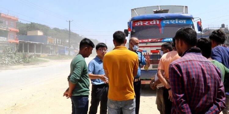 स्थानीयले ठेकेदारलाई धुलाम्मे सडकमै उभ्याए