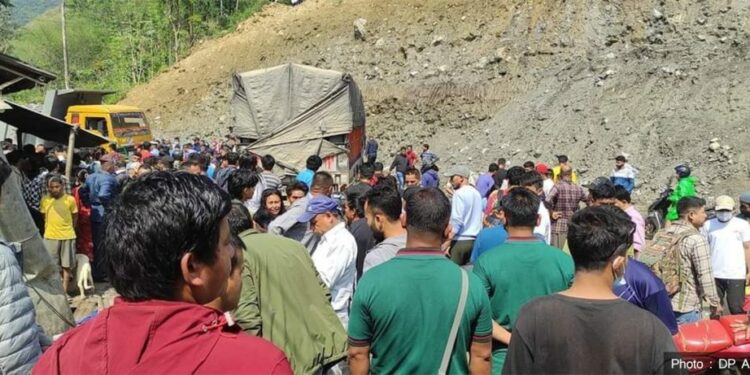 ट्रकले घरमा ठक्कर दिँदा ९ जना घाइते
