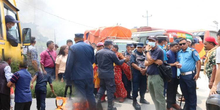 न्याय माग्दै राजमार्ग अबरुद्ध