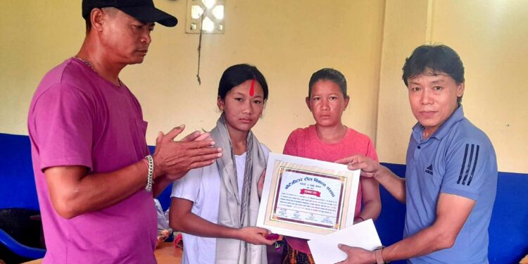 प्रदेशमै उत्कृष्ट अंक ल्याउने राईलाई टोलवासीद्धारा सम्मान