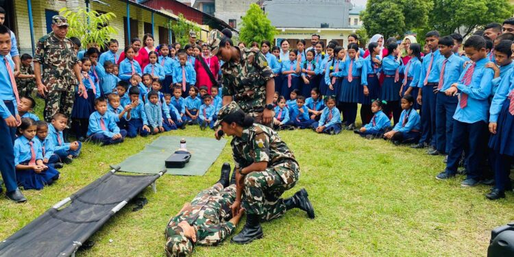 सेनाद्धारा विद्यार्थीलाई विपत व्यवस्थापन सम्बन्धी व्यवहारिक सीप प्रशिक्षण