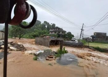 बर्षाका कारण ढाेरबाराही माेटर मार्ग अबरुद्ध