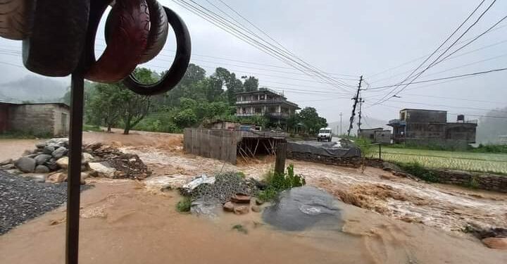 बर्षाका कारण ढाेरबाराही माेटर मार्ग अबरुद्ध