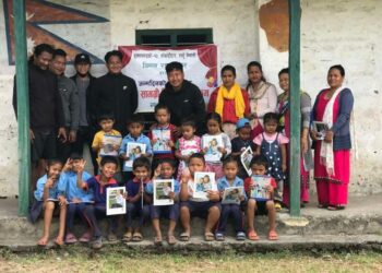 जन्मदिनमा विद्यार्थीलाई शैक्षिक सामाग्री