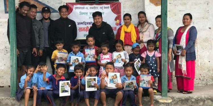 जन्मदिनमा विद्यार्थीलाई शैक्षिक सामाग्री