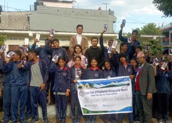 विद्यार्थीलाई क्याकुलेटर हस्तान्तरण