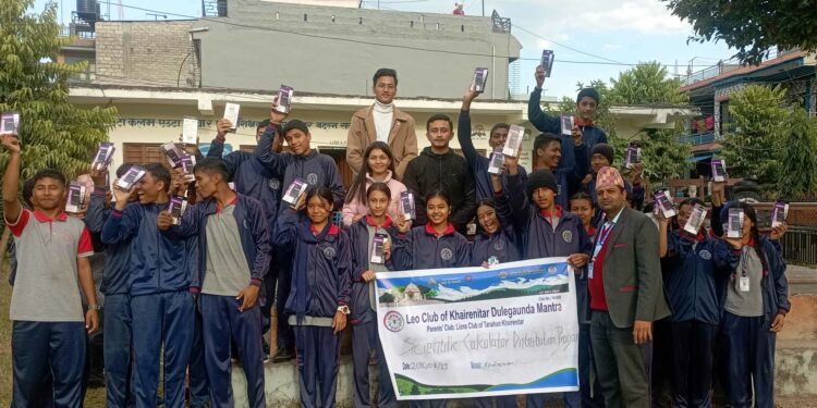 विद्यार्थीलाई क्याकुलेटर हस्तान्तरण