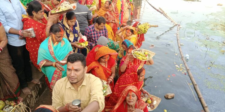 उदाउँदो सूर्यलाई अर्घ्य दिँदै छठ सम्पन्न