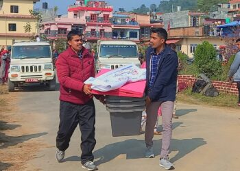 मतदान स्थलमा खटिए सुरक्षाकर्मी र कर्मचारी
