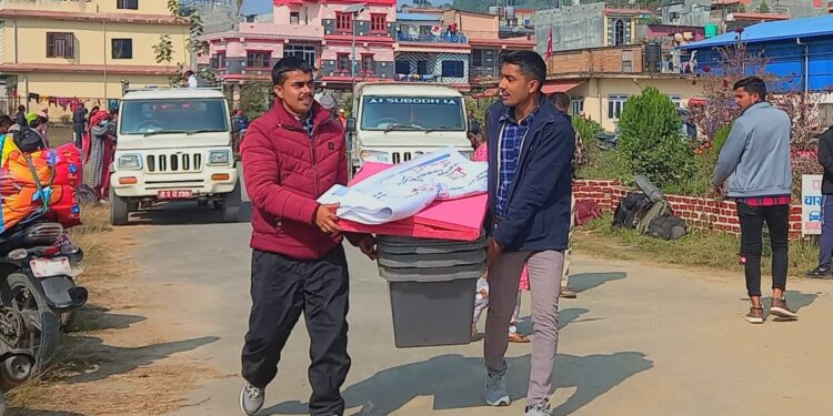 मतदान स्थलमा खटिए सुरक्षाकर्मी र कर्मचारी