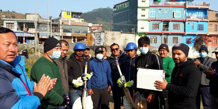 क्लबलाई खेलकुद सामाग्री सहयोग
