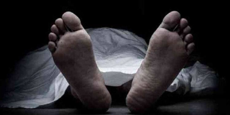आफ्नै घाँटी रेटी एक पुरुषको मृत्यु