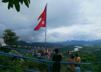 एक्लेडाडाँमा रहेको जीर्ण नेपालको झण्डा फेरीयो