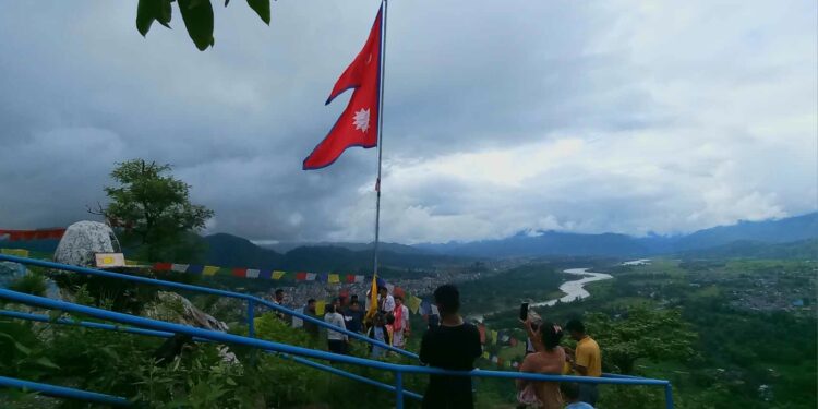 एक्लेडाडाँमा रहेको जीर्ण नेपालको झण्डा फेरीयो